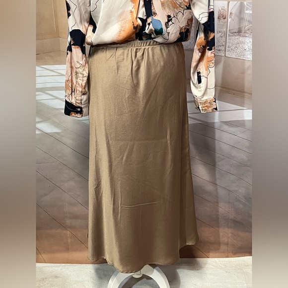 STATUS by‎ CHENAULT Tan pull on satin pleated skirt size L. - Picture 4 of 14